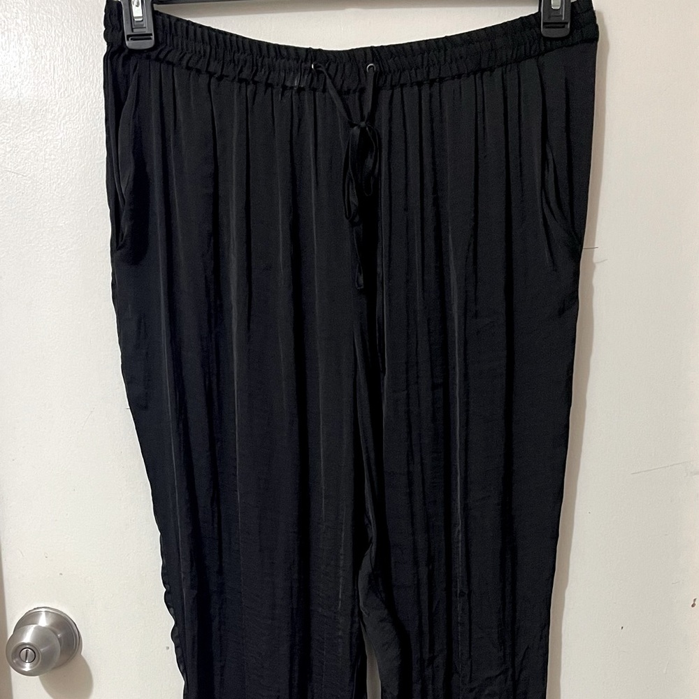 Contemporary Vince Camuto black satin jogger style pants in size XL.